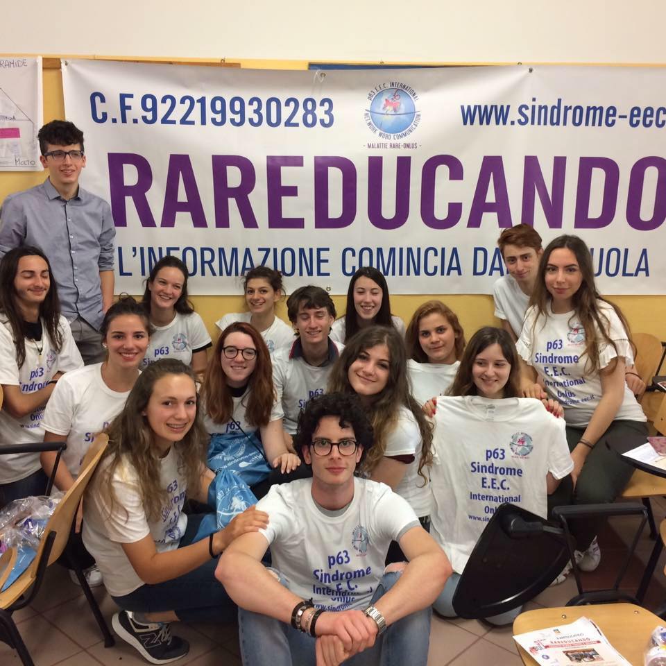 RAREDUCANDO è progetto contro il bullismo, nell'immagine i volontari